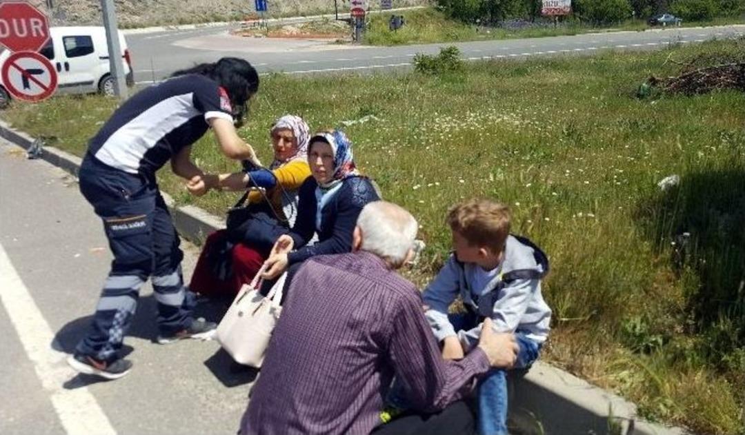 Bilecik&rsquo;te İki Otomobil &Ccedil;arpıştı: 4 Yaralı