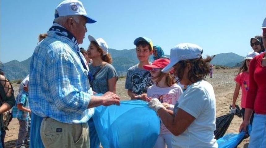 Başkan Kara&ccedil;elik, İztuzu&rsquo;nda &Ccedil;evre Temizliği Yaptı