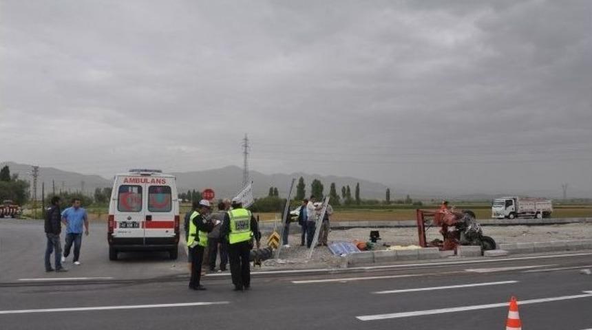 Kamyon Trakt&ouml;re &Ccedil;arptı: 1 &Ouml;l&uuml;