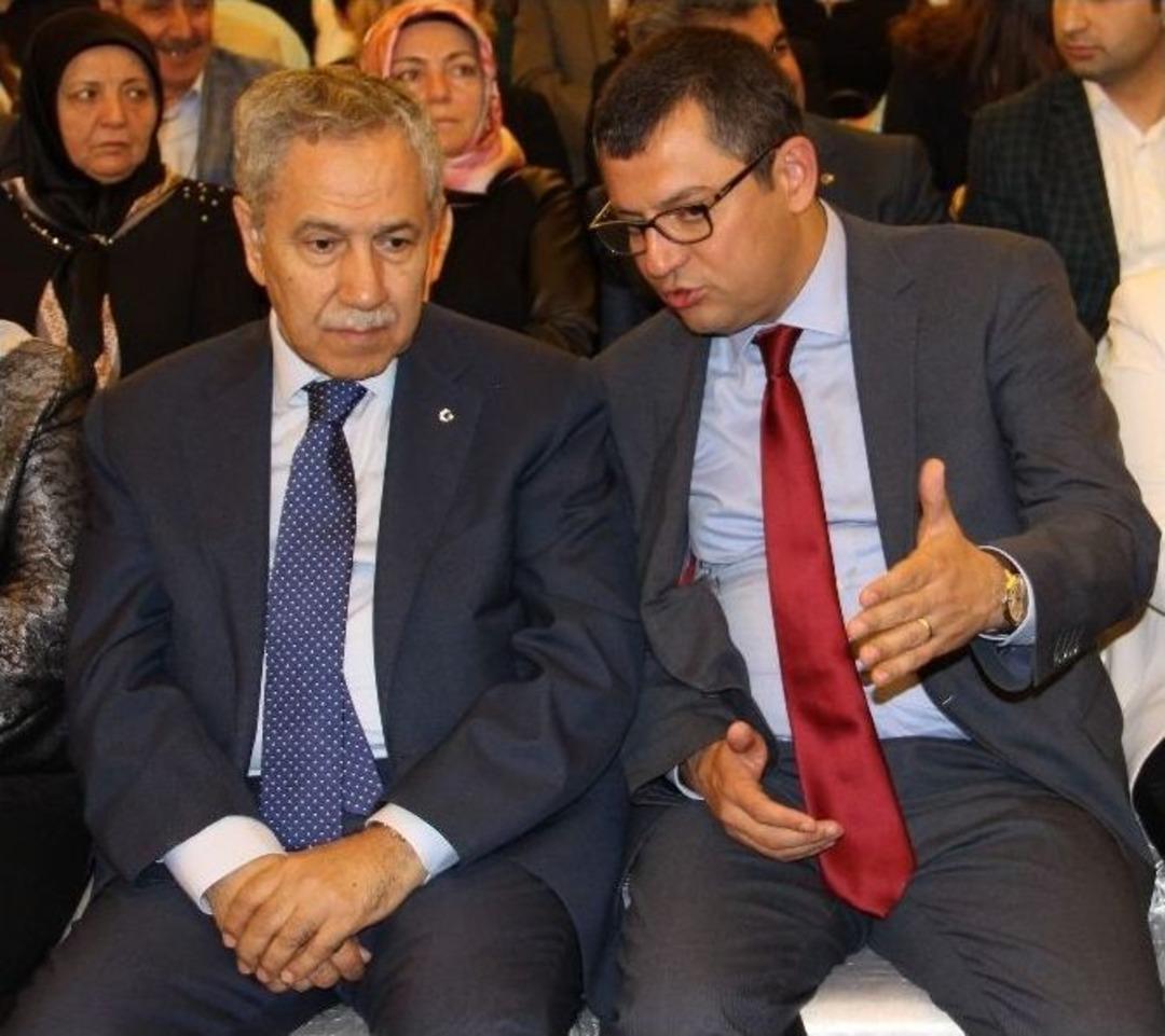 Arın&ccedil; Memleketi Manisa&rsquo;da Nikah Şahitliği Yaptı