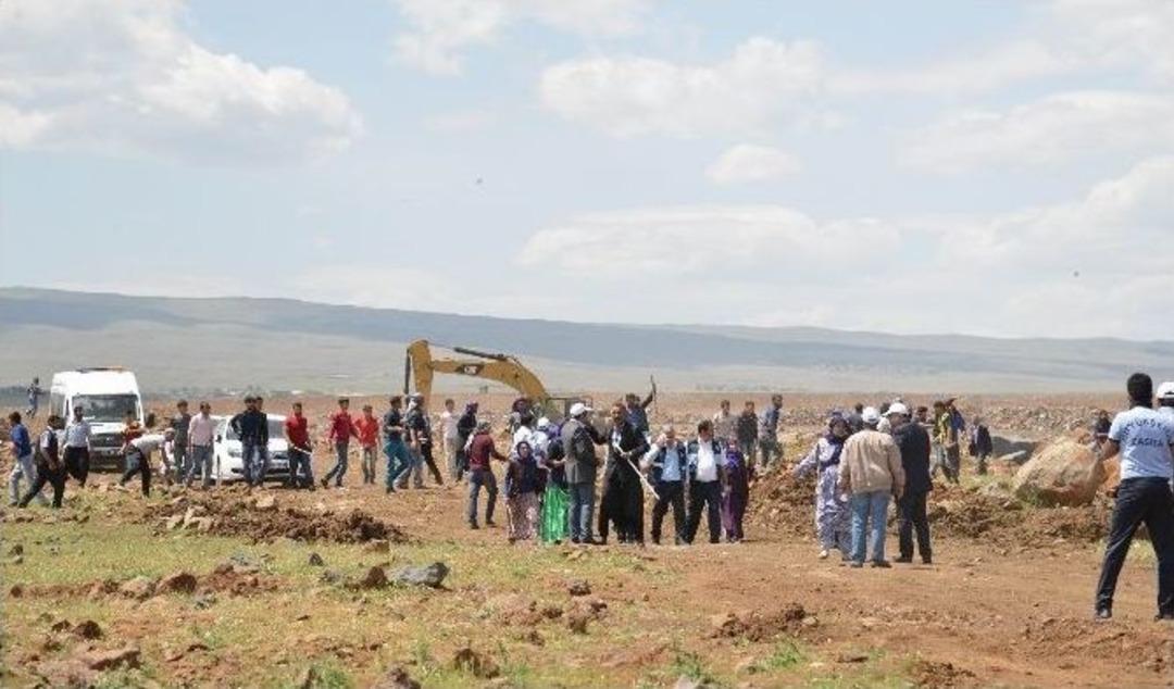 K&ouml;yl&uuml;ler Şantiye İş&ccedil;ilerine Saldırdı: 3&rsquo;&uuml; Ağır, 7 Yaralı