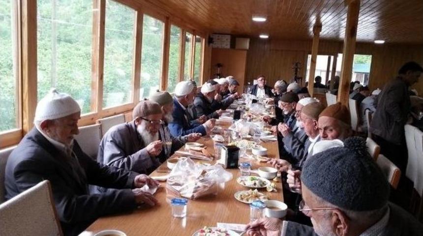 Çatalpınar’da Yaşlılar Bir Araya Geldi