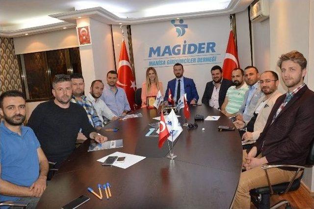 Magider’den Genç Tasarımcıya Plaket