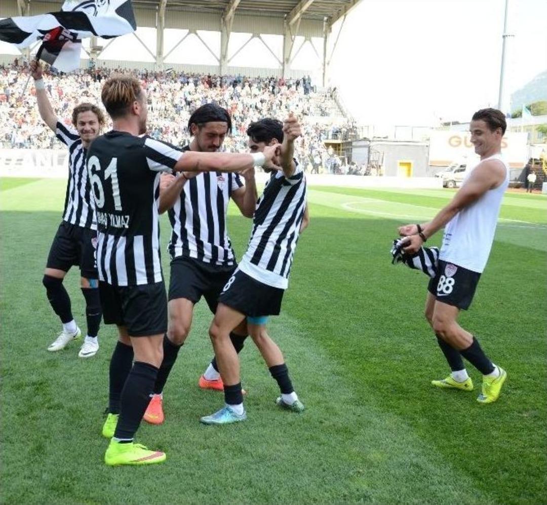 Manisasporlu Futbolcular Şampiyonluğu &Ccedil;iftetelli İle Kutladı