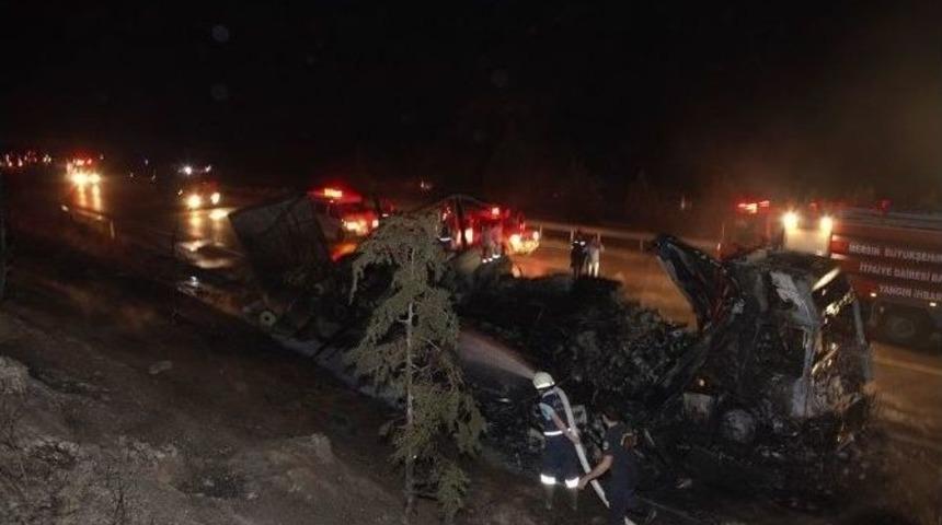 Tır&rsquo;ın &Ccedil;ektiği Otomobile Başka Tır &Ccedil;arptı: 1 &Ouml;l&uuml;, 3 Yaralı