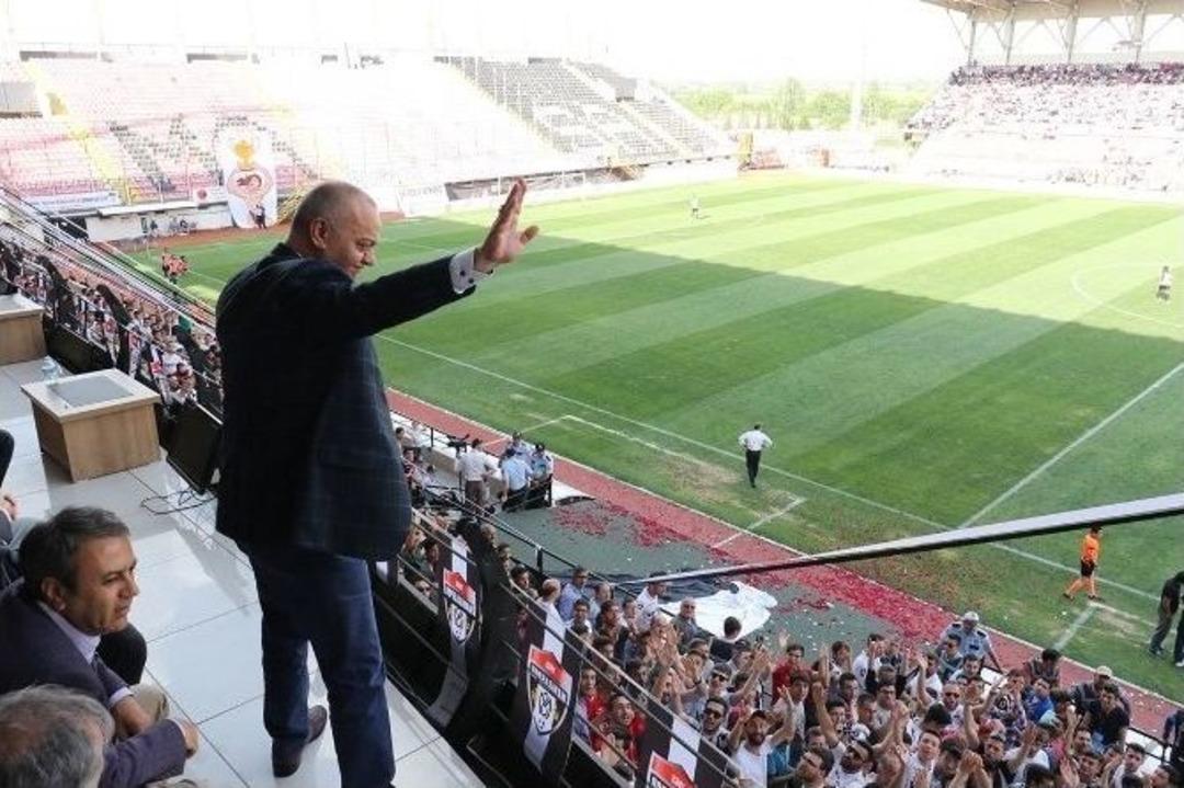 Başkan Erg&uuml;n Şampiyonluk Coşkusuna Ortak Oldu