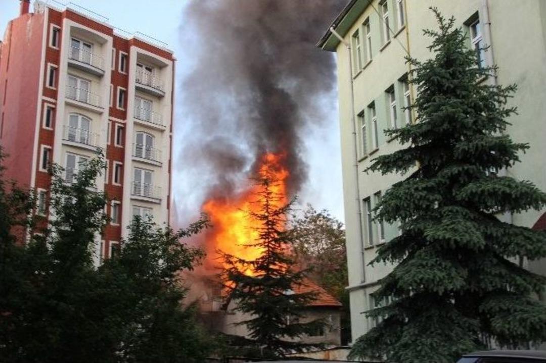 &Ccedil;akmak T&uuml;p&uuml; Patladı, İş Yerleri Alev Alev Yandı