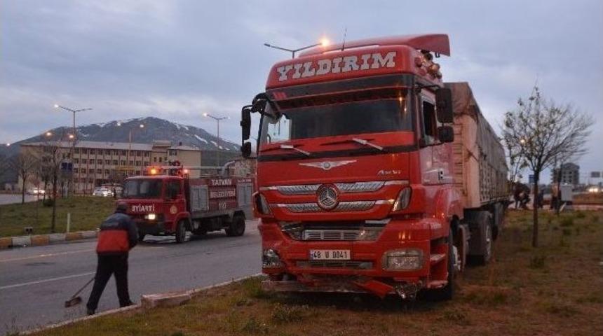 Tatvan&rsquo;da Tır İle Taksi &Ccedil;arpıştı: 3 Yaralı