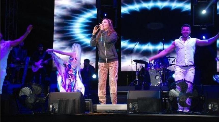 Demet Akalın &Ccedil;orlulu Hayranlarıyla Buluştu