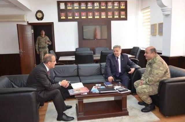 Vali Kahraman Jandarmaya Alınan Zırhlı Ara&ccedil;ları İnceledi 1