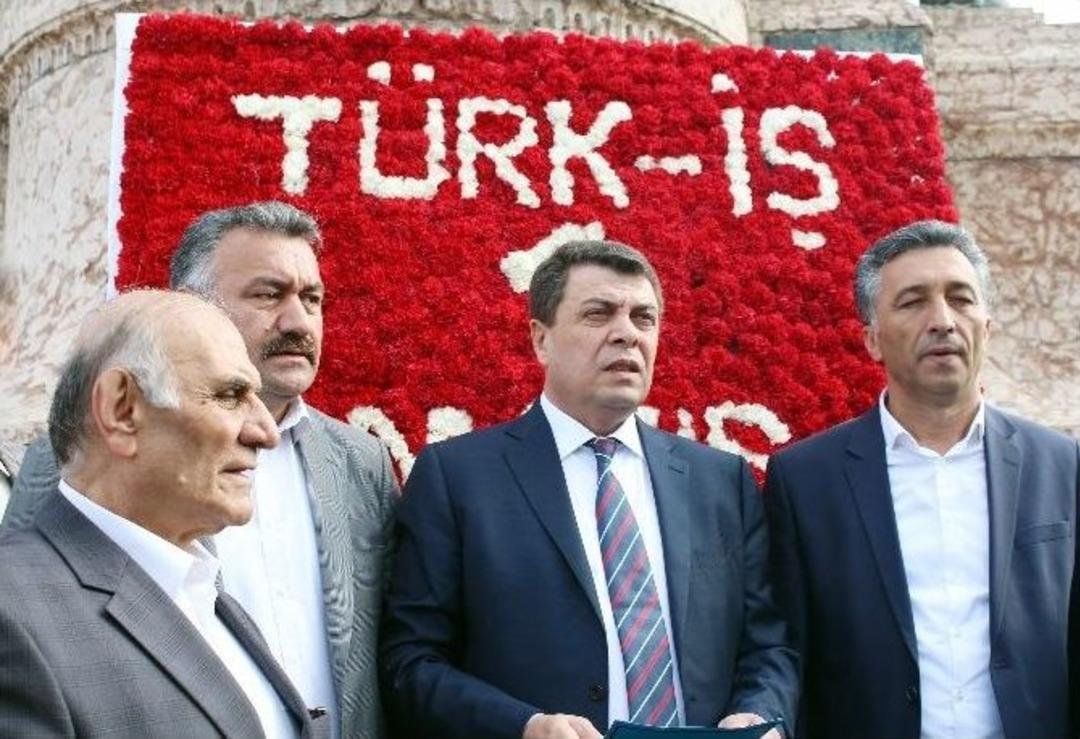 T&uuml;rk-iş, Taksim Cumhuriyet Anıtı&rsquo;na &Ccedil;elenk Bıraktı