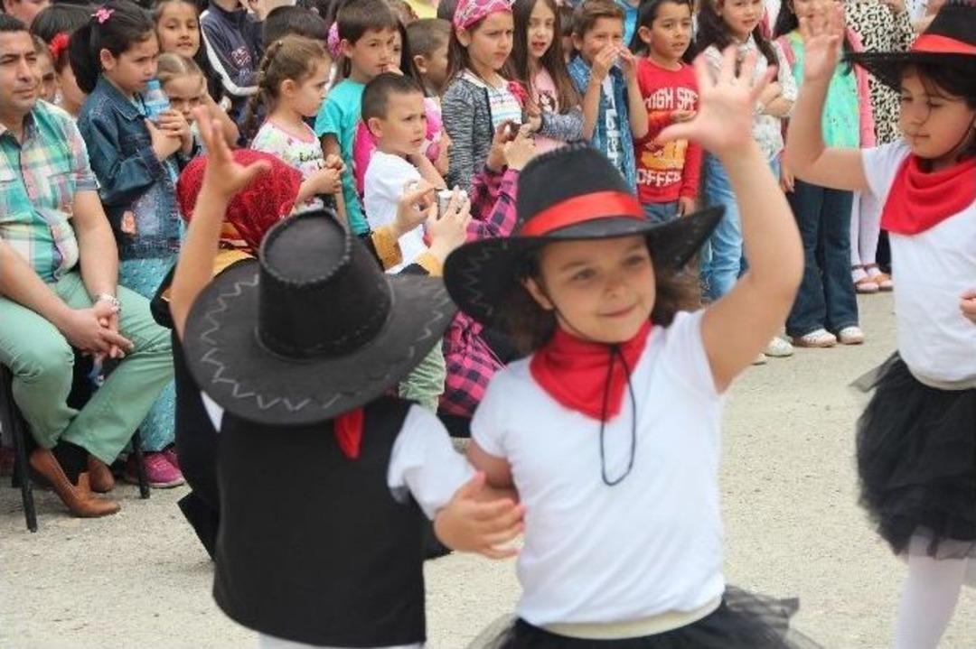 İlkokul &Ouml;ğrencilerinden 23 Nisan Etkinliği