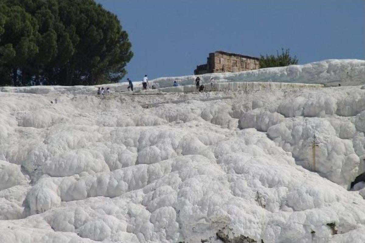 Pamukkale Turist &Ccedil;ekmek İ&ccedil;in Arayış İ&ccedil;inde