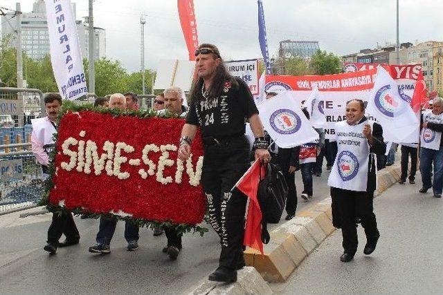Sime-sen, Taksim Cumhuriyet Anıtı&rsquo;na &Ccedil;elenk Bıraktı 1