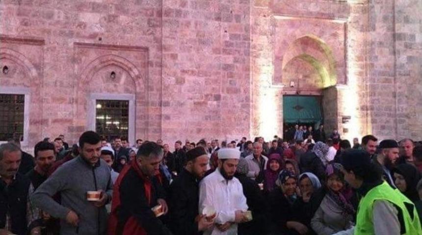 Bursalılar Ter&ouml;re Karşı Ulu Cami&rsquo;ye Akın Etti