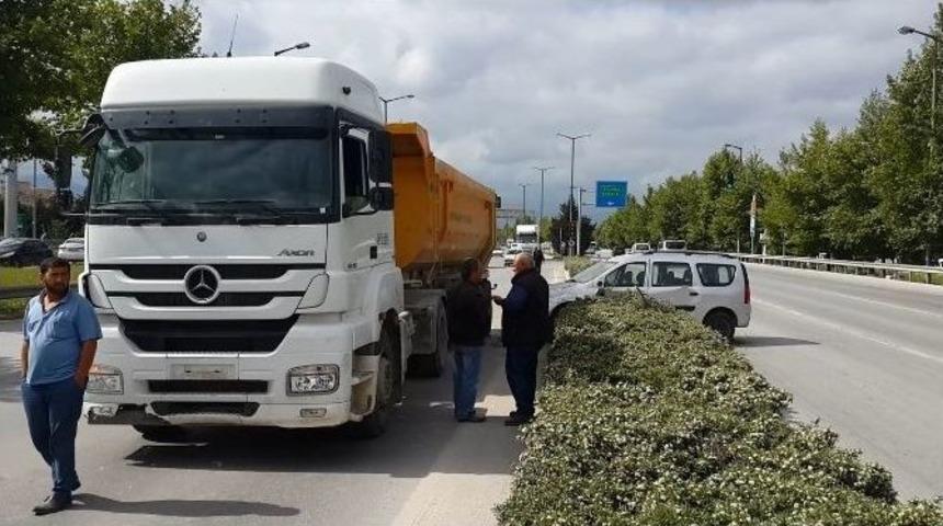 Kırmızı Işıkta Duramayan Kamyon Otomobile &Ccedil;arptı: 1 Yaralı