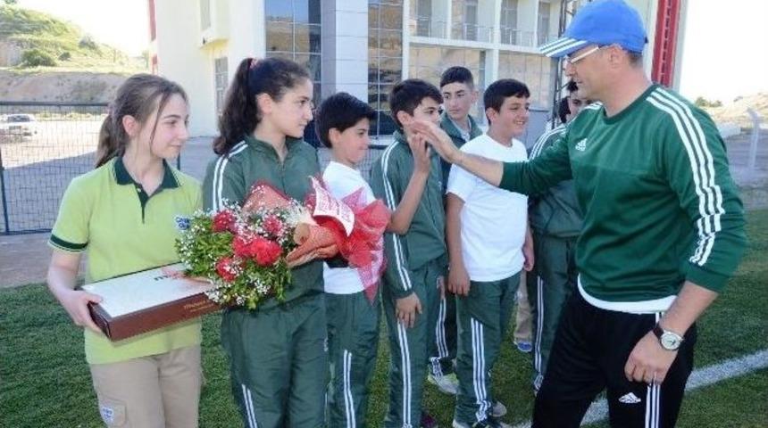 &Ouml;ğrencilerden, Alima Yeni Malatyaspor&rsquo;a Moral Ziyareti