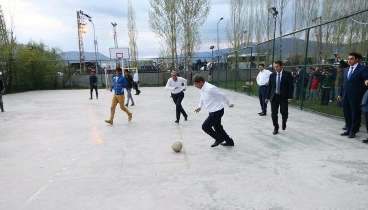 Başbakan Davutoğlu, Varto&rsquo;da &Ccedil;ocuklarla Futbol Oynadı