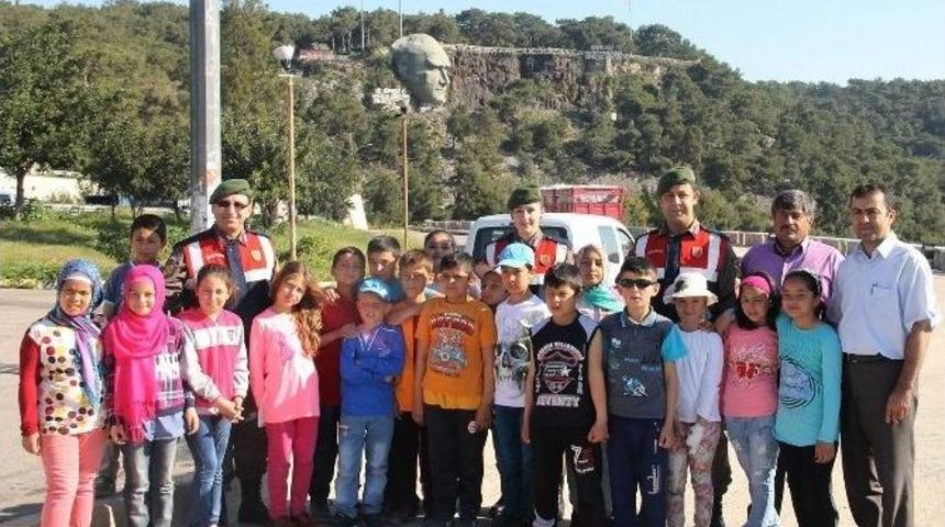 -jandarma Başarılı &Ouml;ğrencileri Hayvanat Bah&ccedil;esine G&ouml;t&uuml;rd&uuml;
