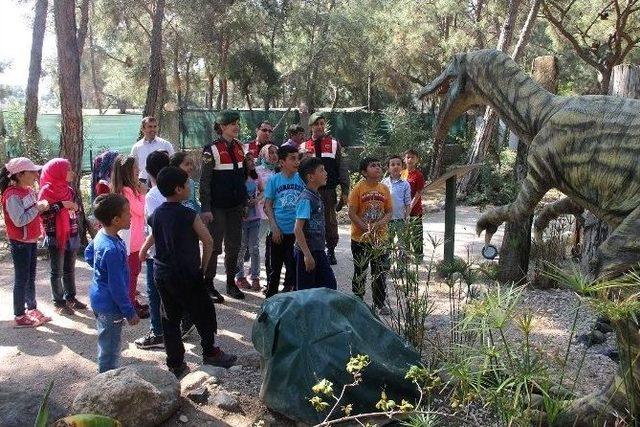 -jandarma Başarılı Öğrencileri Hayvanat Bahçesine Götürdü