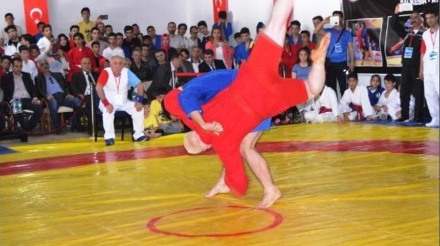 T&uuml;rkiye Sambo Şampiyonası Kıran Kırana Ma&ccedil;larla Başladı