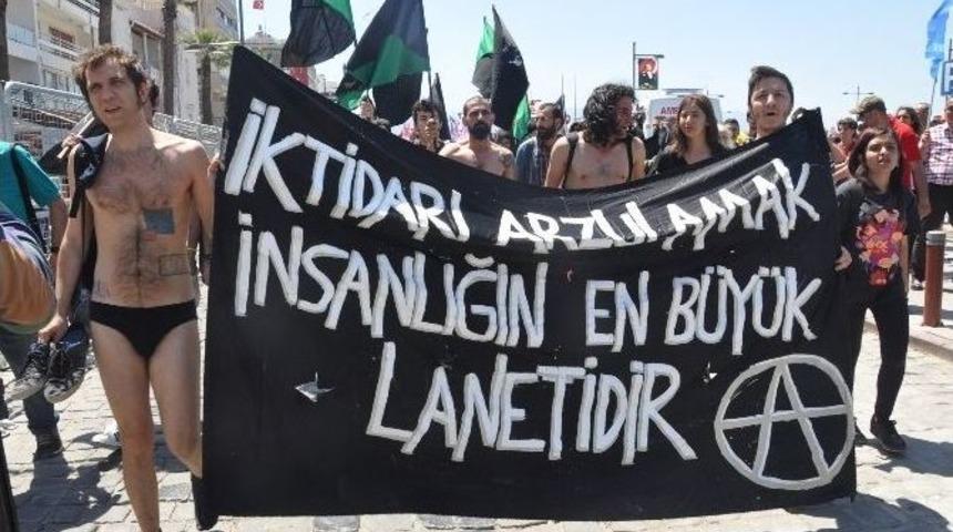 İzmir&rsquo;de Kadın Ve Erkeklerden &Ccedil;ıplak Protesto