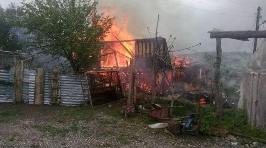 Kastamonu&rsquo;da 2 Katlı Ahşap Ev Yandı