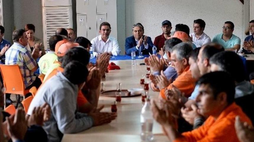 Başkan Uysal 1 Mayıs&rsquo;ı Temizlik İş&ccedil;ileriyle Kutladı