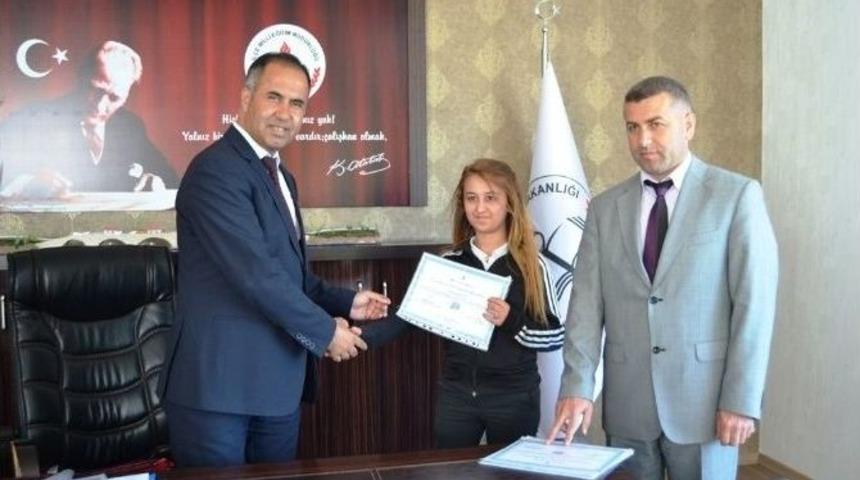 Ayvalık&rsquo;ta Hızlı Okuyan &Ouml;ğrencilere Sertifika