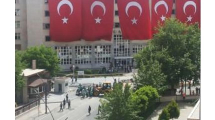 Gaziantep&rsquo;te Bombalı Saldırıda Kullanılan Aracın Enkazı Kaldırıldı