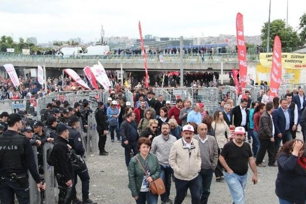 Bakırk&ouml;y Pazar Alanındaki Gruplar Dağılıyor