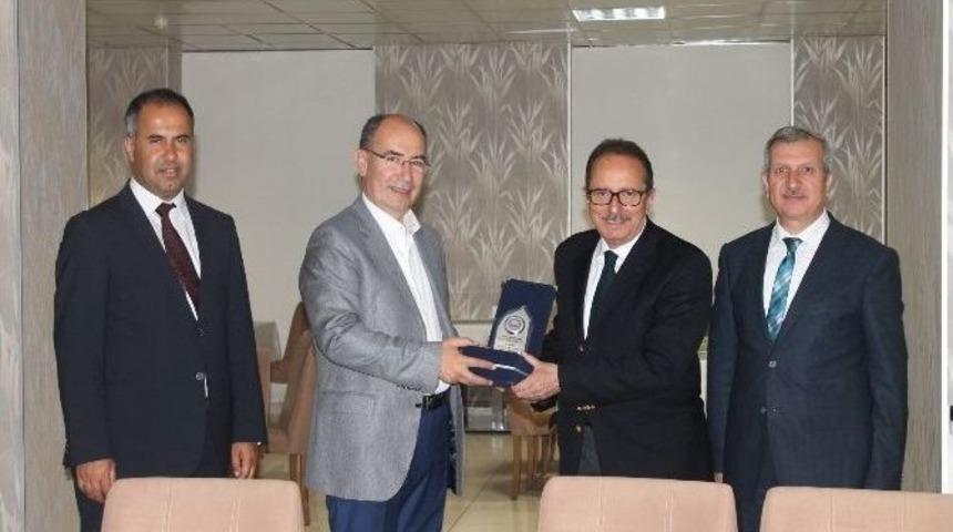 Ayvalık Eğitime Destek Verenlere Plaketli Teşekk&uuml;r