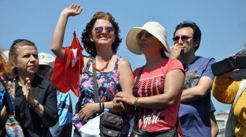 İzmir&rsquo;de 1 Mayıs T&uuml;rk&uuml;lerle Kutlanıyor