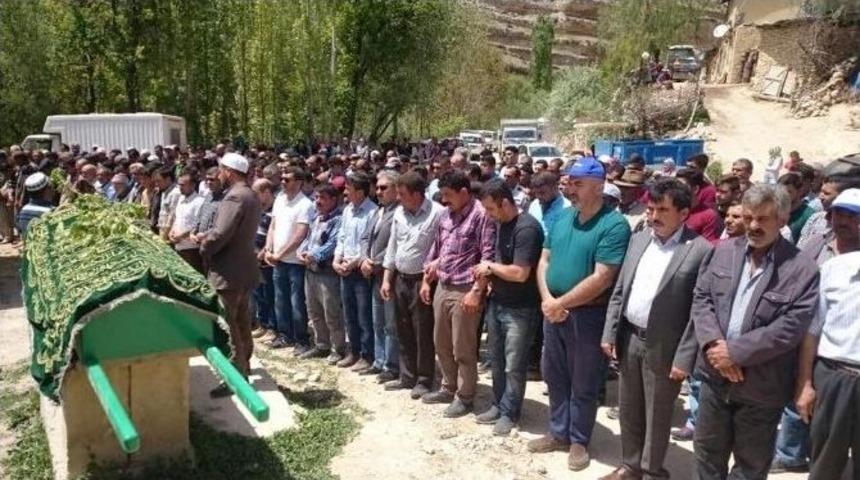 Salıncak İpinin Boynuna Dolanması Sonucu &Ouml;len Kız &Ccedil;ocuğu Toprağa Verildi