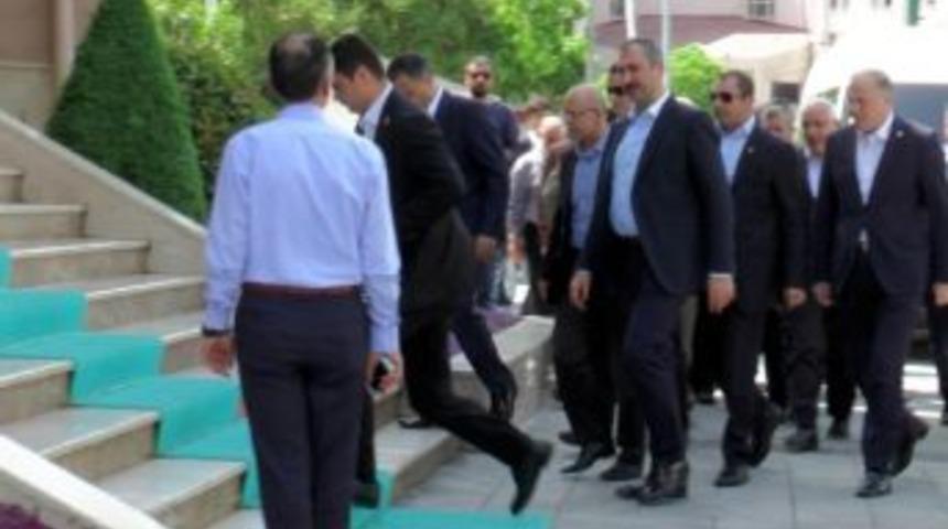 Başbakan Yardımcısı Mehmet Şimşek, Yaralıları Ziyaret Etti