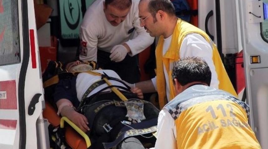 Otomobilin &Ccedil;arptığı Gen&ccedil; Kız, Ağır Yaralandı