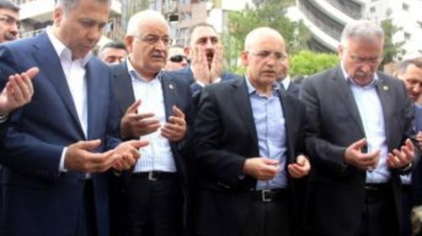 Başbakan Yardımcısı Şimşek, Olay Yerinde İnceleme Yapıyor