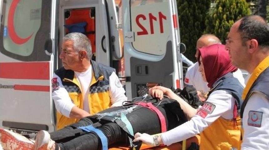 Bisikletli Gençler, Özel Halk Otobüsüyle Çarpıştı: 2 Yaralı