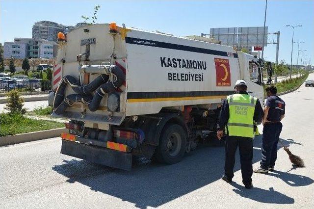 Bisikletli Gençler, Özel Halk Otobüsüyle Çarpıştı: 2 Yaralı