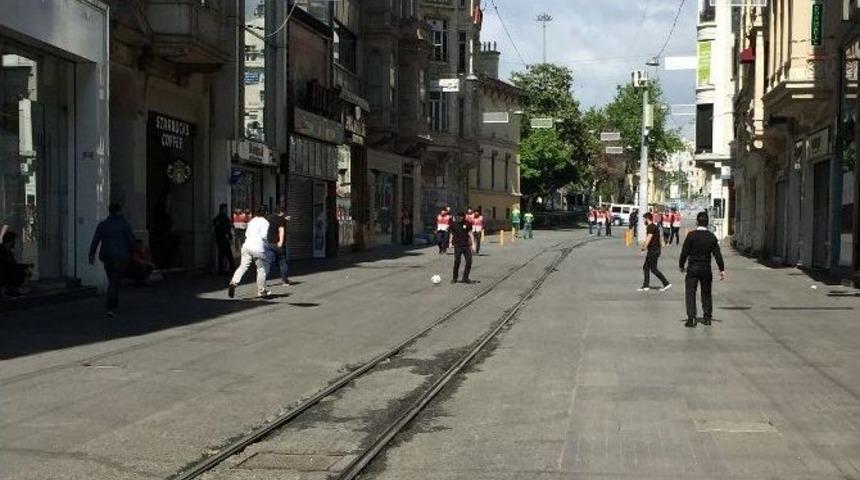 1 Mayıs&rsquo;ı İstiklal Caddesi&rsquo;nde Top Oynayarak Kutladılar