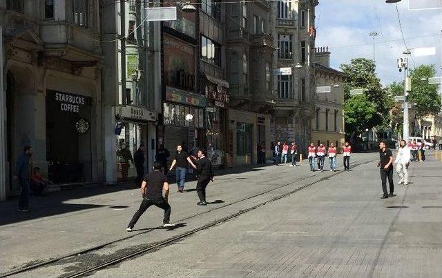 1 Mayıs’ı İstiklal Caddesi’nde Top Oynayarak Kutladılar