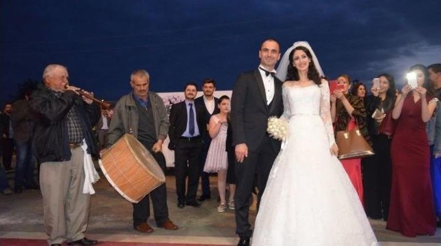 Doktor &Ccedil;ift D&uuml;nya Evine Girdi