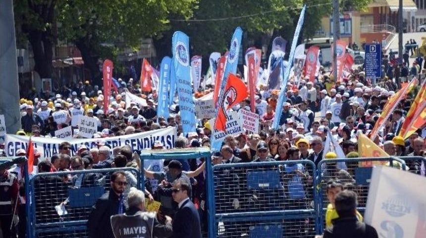 1 Mayıs&rsquo;ta Taraftarlardan &ldquo;iş&ccedil;i Bayramında Siyaset Olmaz&rdquo; Tepkisi