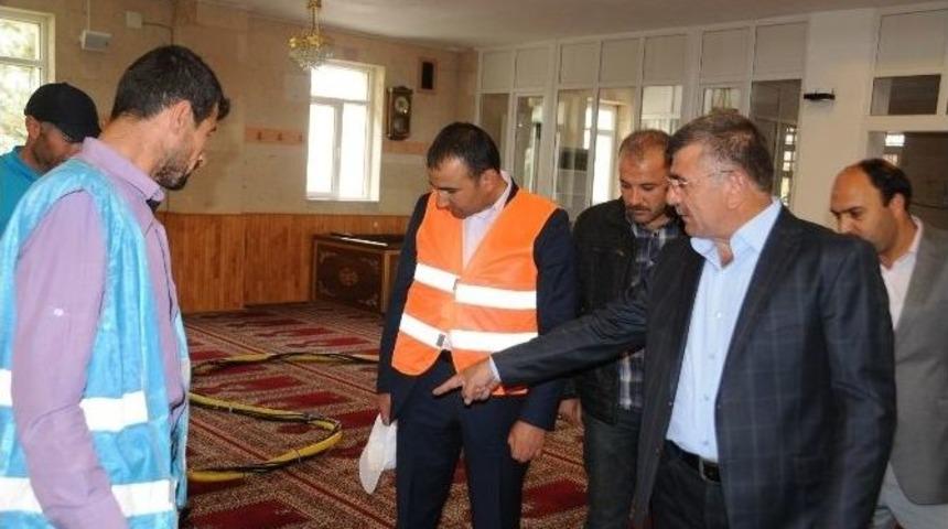 Niğde Belediyesi Cami Halılarını Modern Cihazlarla Yıkıyor