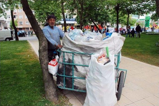 Geçimini Çöp Toplayarak Sağlayan İşçi: “1 Mayıs Gelmiş Neyime”