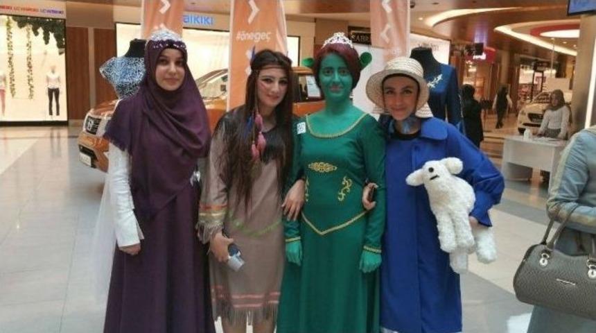 Avm&rsquo;de Masal Kost&uuml;mleri Sergisi