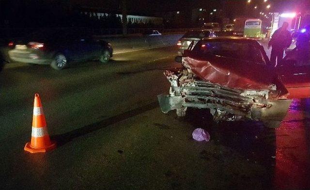 Direksiyon Hakimiyetini Kaybeden S&uuml;r&uuml;c&uuml; Duvara &Ccedil;arptı: 1 Yaralı 1