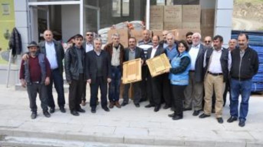 G&uuml;m&uuml;şhane&rsquo;de Arıcılığa Kovan Altlığı Desteği