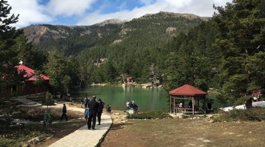 Limni G&ouml;l&uuml;ne Ziyaret&ccedil;i Akını