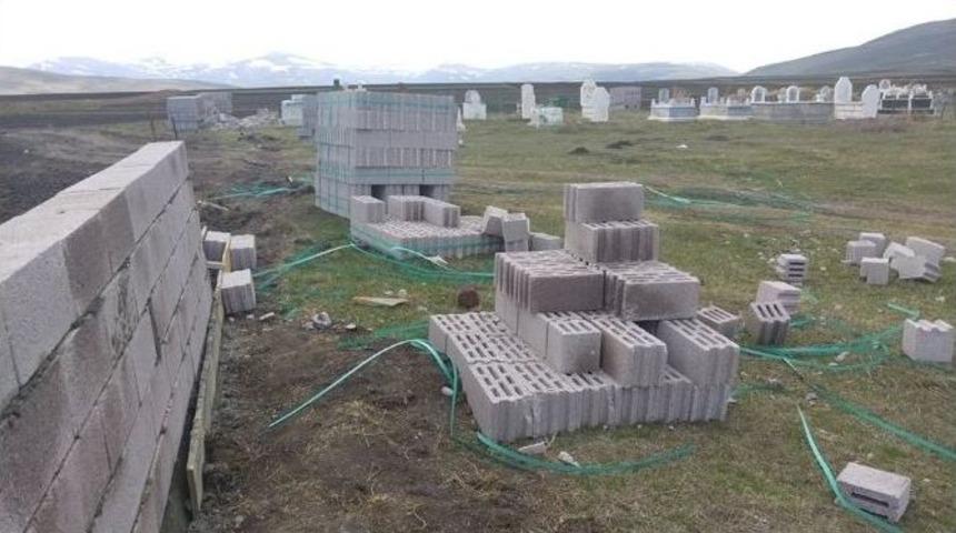 &Ccedil;ıldır&rsquo;da Mezarlık İhtiyat Duvarı Tamamlandı